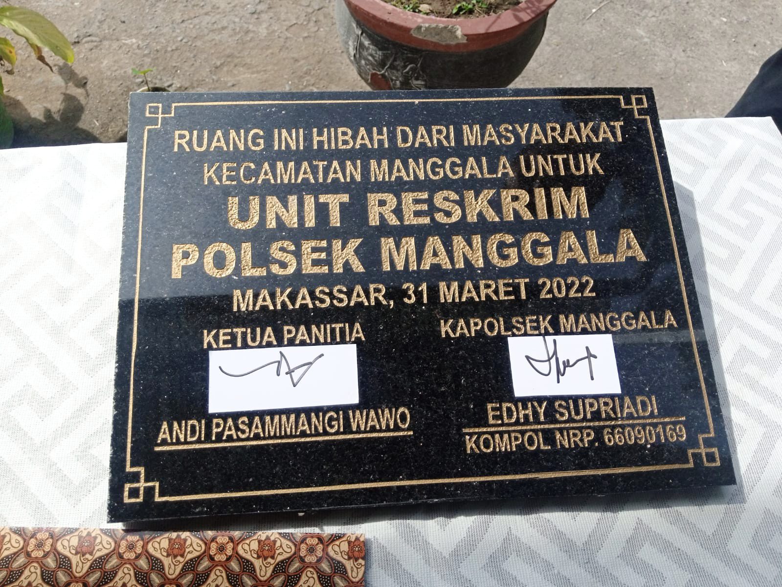 Ketua FKLPM Serahkan Hibah Gedung Reskrim dari Masyarakat ke Polsek Manggala 2 Ketua FKLPM Serahkan Hibah Gedung Reskrim dari Masyarakat ke Polsek Manggala