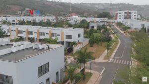 Membangun Rumah dari Plastik Daur Ulang
