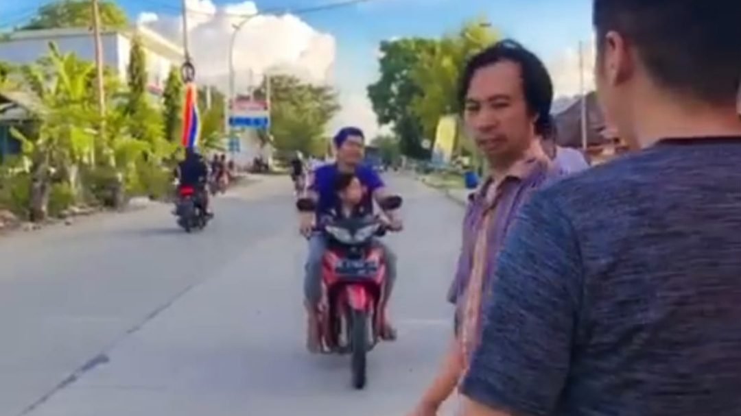 KPU Selayar Berbagi Takjil Jelang Buka Puasa ke Pengguna Jalan