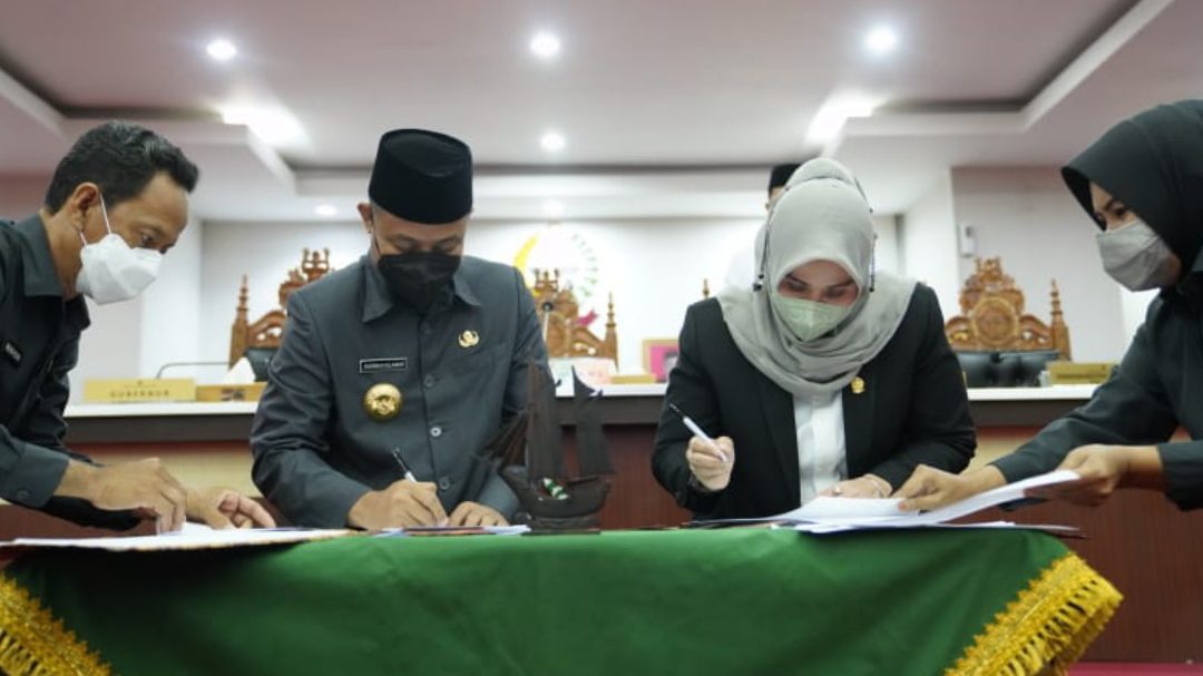 Gubernur dan Ketua DPRD Sulsel Teken Persetujuan Bersama 3 Rancangan Perda