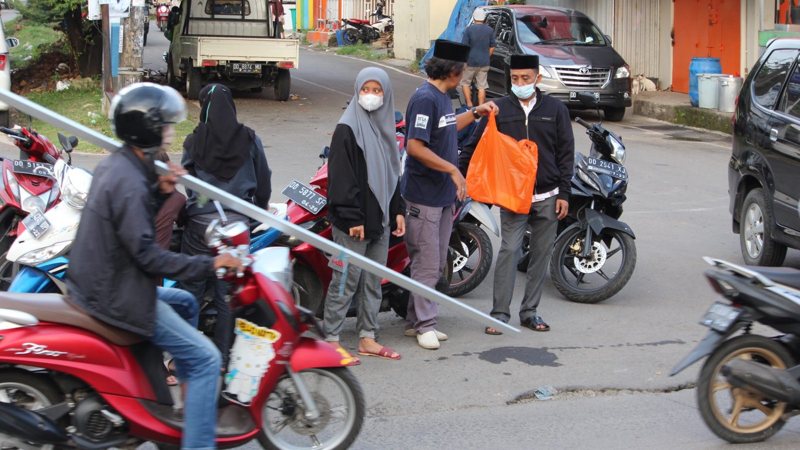 Berkah Ramadhan, Mediasulsel.com Berbagi Ratusan Takjil Buka Puasa ke Pengguna Jalan