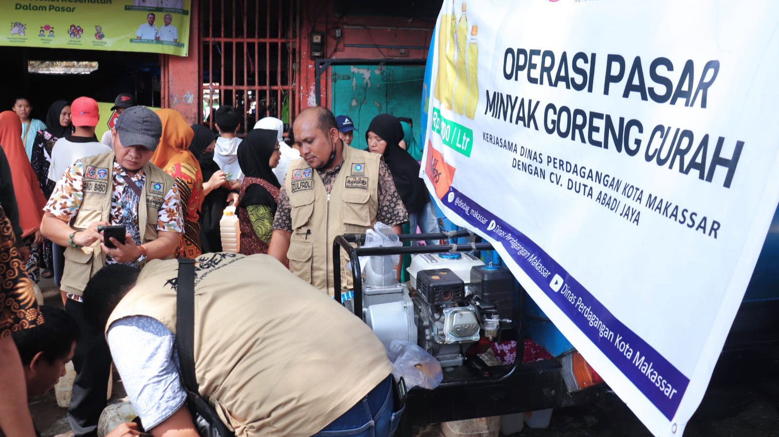 Disperindag Makassar & CV Duta Abadi Jaya Gelar Operasi Pasar Minyak Curah di Pasar Sambung Jawa