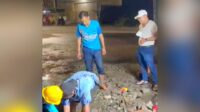 Malam hari Mengenakan Kaos, Beni Iskandar Tinjau Pengerjaan Kebocoran di Cakalang