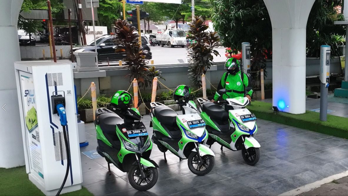 Akselerasi Ekosistem EV, PLN dukung Gojek dalam Penyediaan Listrik Motor Operasionalnya di Makassar