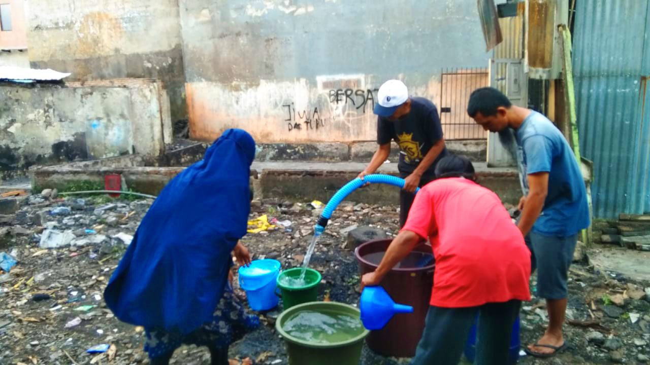 PDAM Makassar Salurkan Bantuan Air Bersih Kepada Korban Kebakaran Bara-Baraya