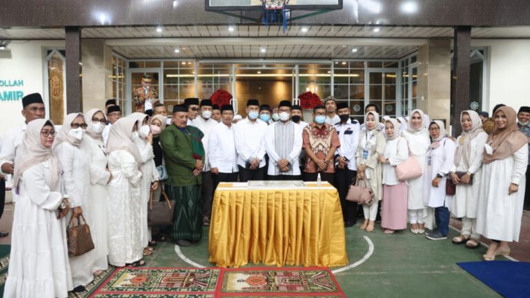 Wali Kota Danny didampingi Kadisdik Makassar Resmikan Mushallah SMPN 5 10 Wali Kota Danny didampingi Kadisdik Makassar Resmikan Mushallah SMPN 5