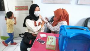 Dinkes Makassar Genjot Vaksinasi Lansia, Puskesmas Maccini Sawah Bergerak dari Rumah ke Rumah