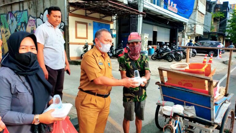Dharma Wanita Distan Makassar Bagikan Ratusan Takjil Buka Puasa
