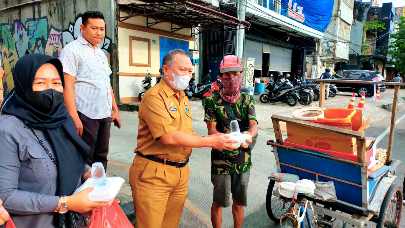 Dharma Wanita Distan Makassar Bagikan Ratusan Takjil Buka Puasa