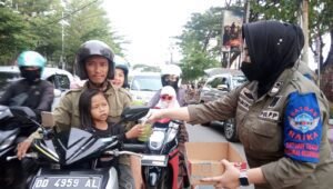 Satpol PP Makassar Bagi Ratusan Takjil Buka Puasa ke Penguna Jalan Losari