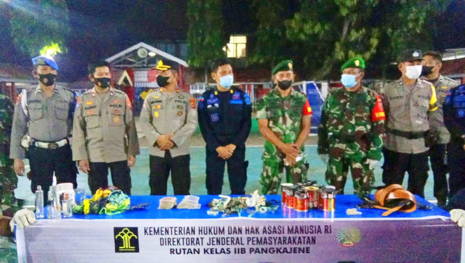 Razia Lapas Pangkep, Petugas Temukan Sajam dan Obat Terlarang