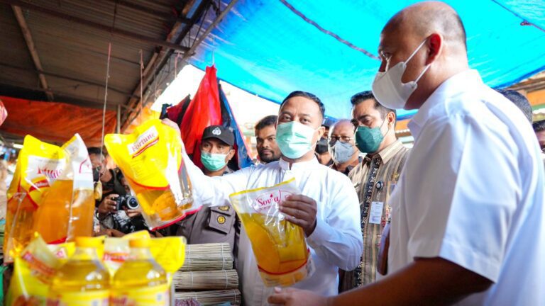 Tinjau Bahan Pokok di Pasar Terong, Gubernur Sulsel Warning Distributor Tak Mainkan Harga 8 Tinjau Bahan Pokok di Pasar Terong, Gubernur Sulsel Warning Distributor Tak Mainkan Harga