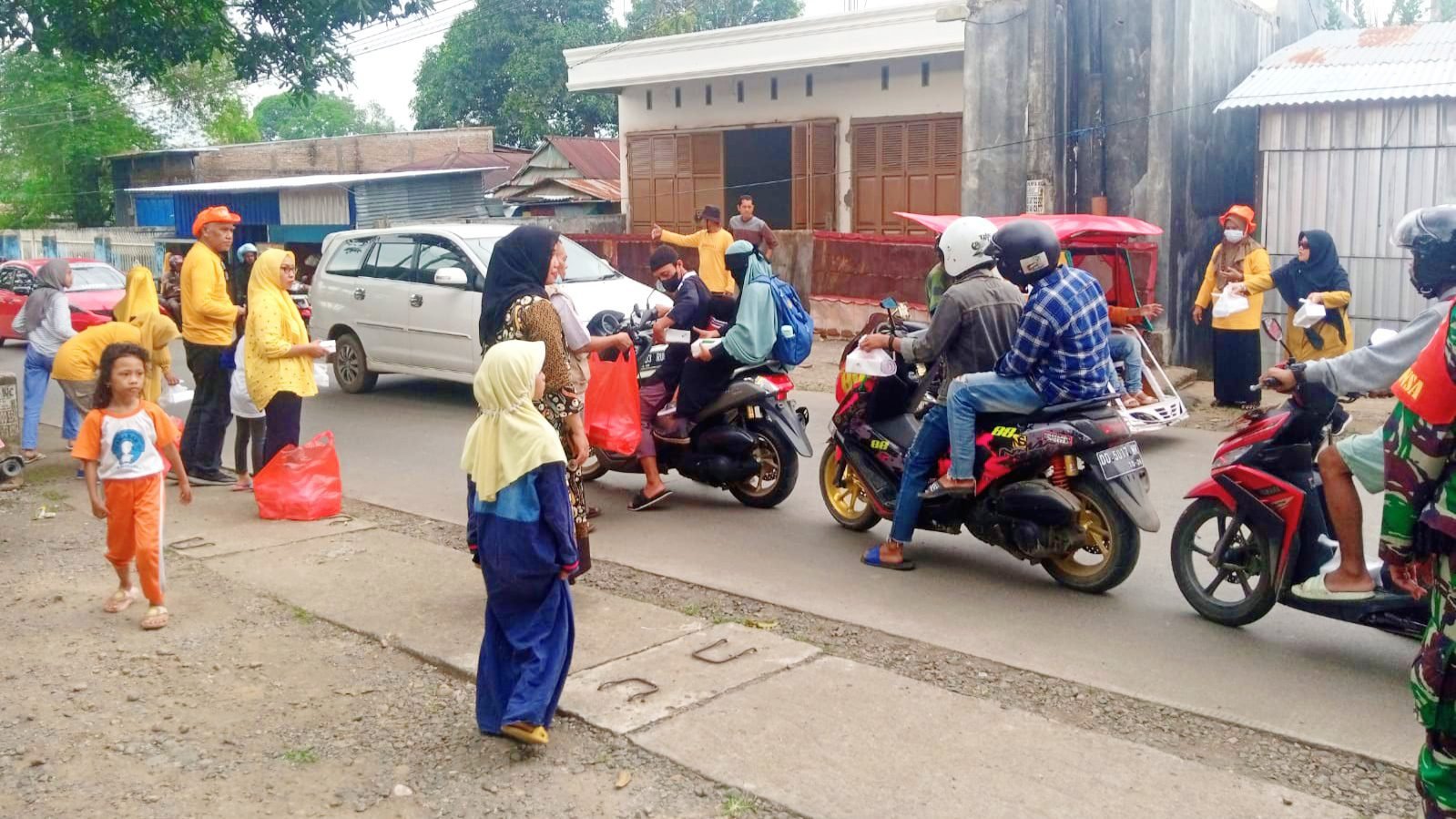 Birma Peduli & Permata Birma Kolaborasi Berbagi Takjil ke Pengguna Jalan AMD Borong Jambu