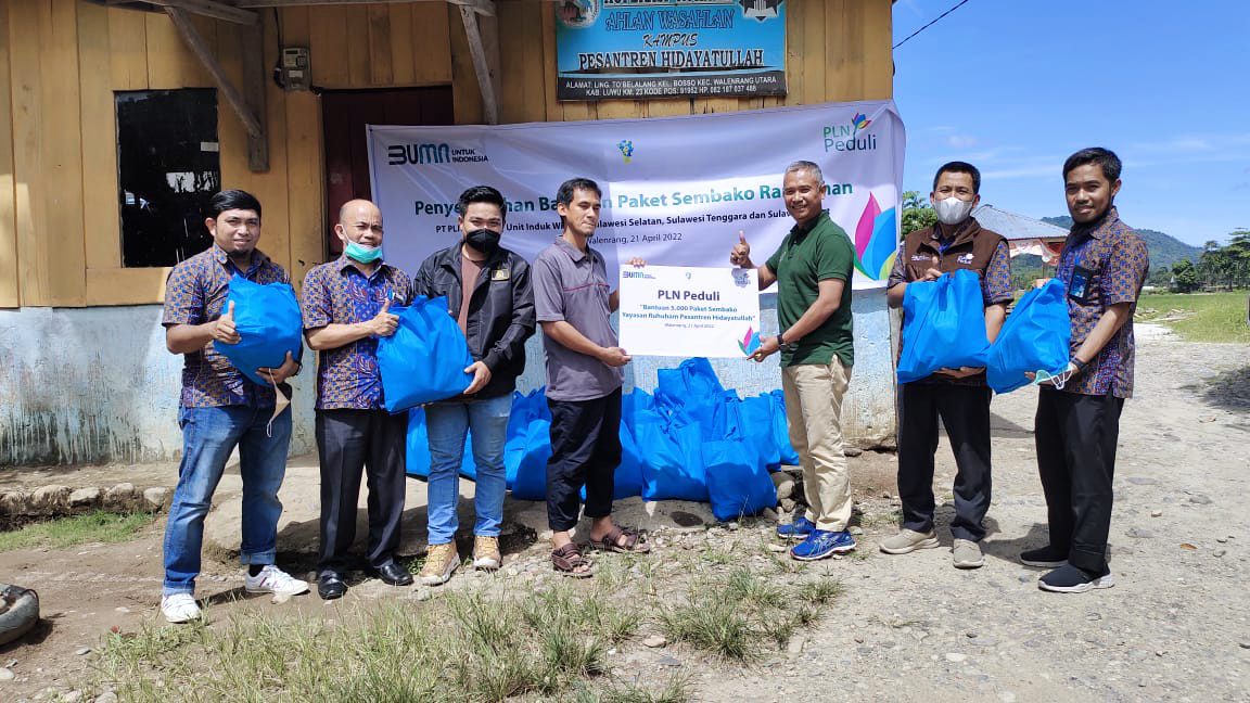 PLN Serahkan 5.000 Paket Sembako untuk Masyarakat Walenrang dan Belopa