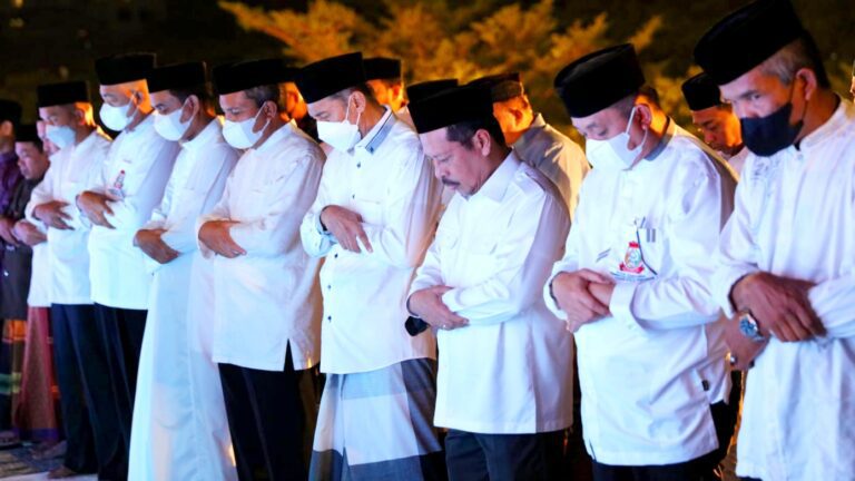 Shalat Subuh Berjamaah, Danny Minta Jadikan Zakat Sebagai Life Style 6 Shalat Subuh Berjamaah, Danny Minta Jadikan Zakat Sebagai Life Style