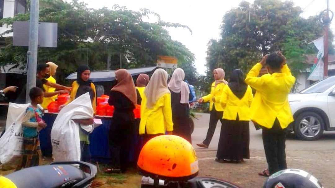 SALUT Wajo Bagi Takjil Sosialisasi dan Promosi Universitas Terbuka