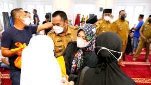 Wawali Fatmawati Temui Warga, Minta Warga Taat Prokes dan Bayar Zakat
