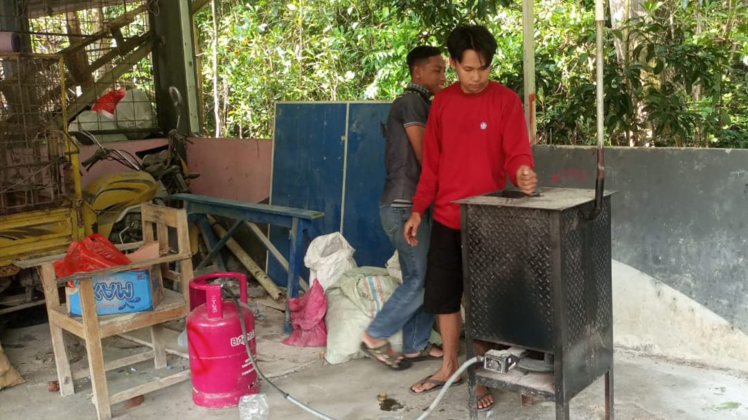 PLN Peduli Lingkungan, Olah Sampah Plastik jadi Paving Block 2 PLN Peduli Lingkungan, Olah Sampah Plastik jadi Paving Block