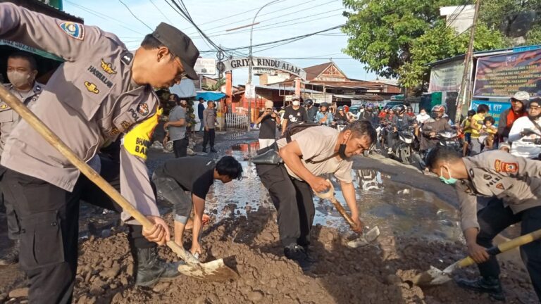 Tanggapi Keresahan Warga, Kapolsek Manggala Berinisiatif Timbun Jalan Rusak