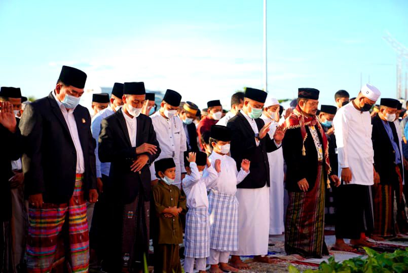 Bersama Gubernur, Warga Antusias Salat Ied di Pelataran Masjid 99 Kubah dan Lego-Lego