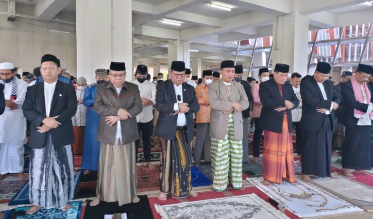 Salat Ied bersama Keluarga di Pelataran Pinisi, Rektor UNM: Mari Isi dengan Silaturrahmi