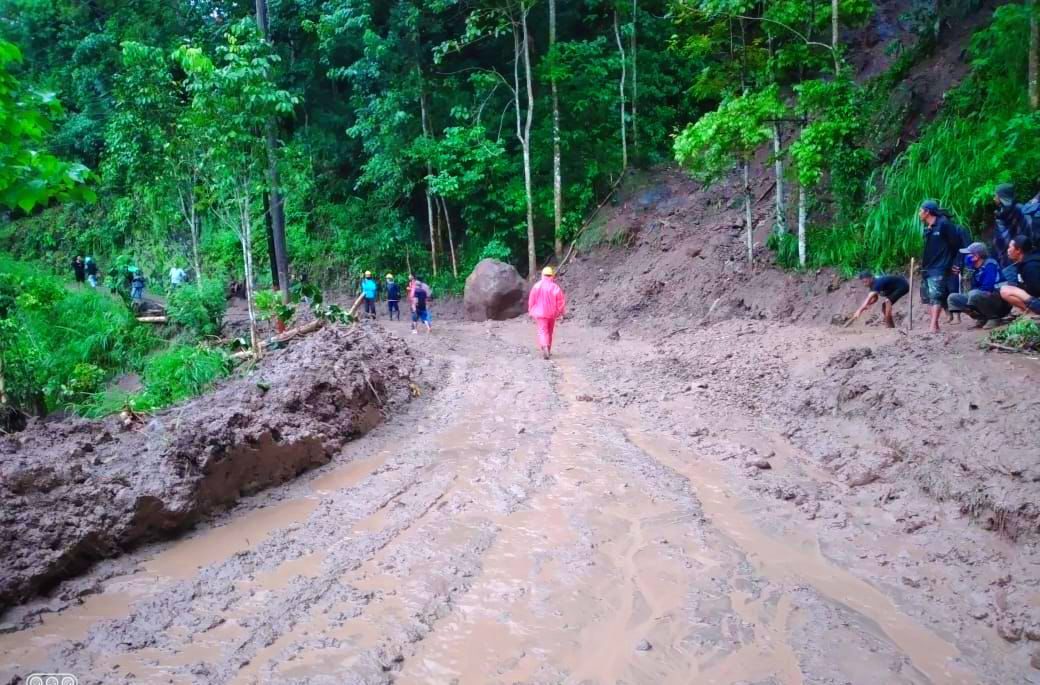 Respon Cepat Pemprov Sulsel, Kurang 24 Jam Selesaikan Jalan Tertutup Akibat Longsor di Batas Gowa-Tondong Sinjai 2 Respon Cepat Pemprov Sulsel, Kurang 24 Jam Selesaikan Jalan Tertutup Akibat Longsor di Batas Gowa-Tondong Sinjai