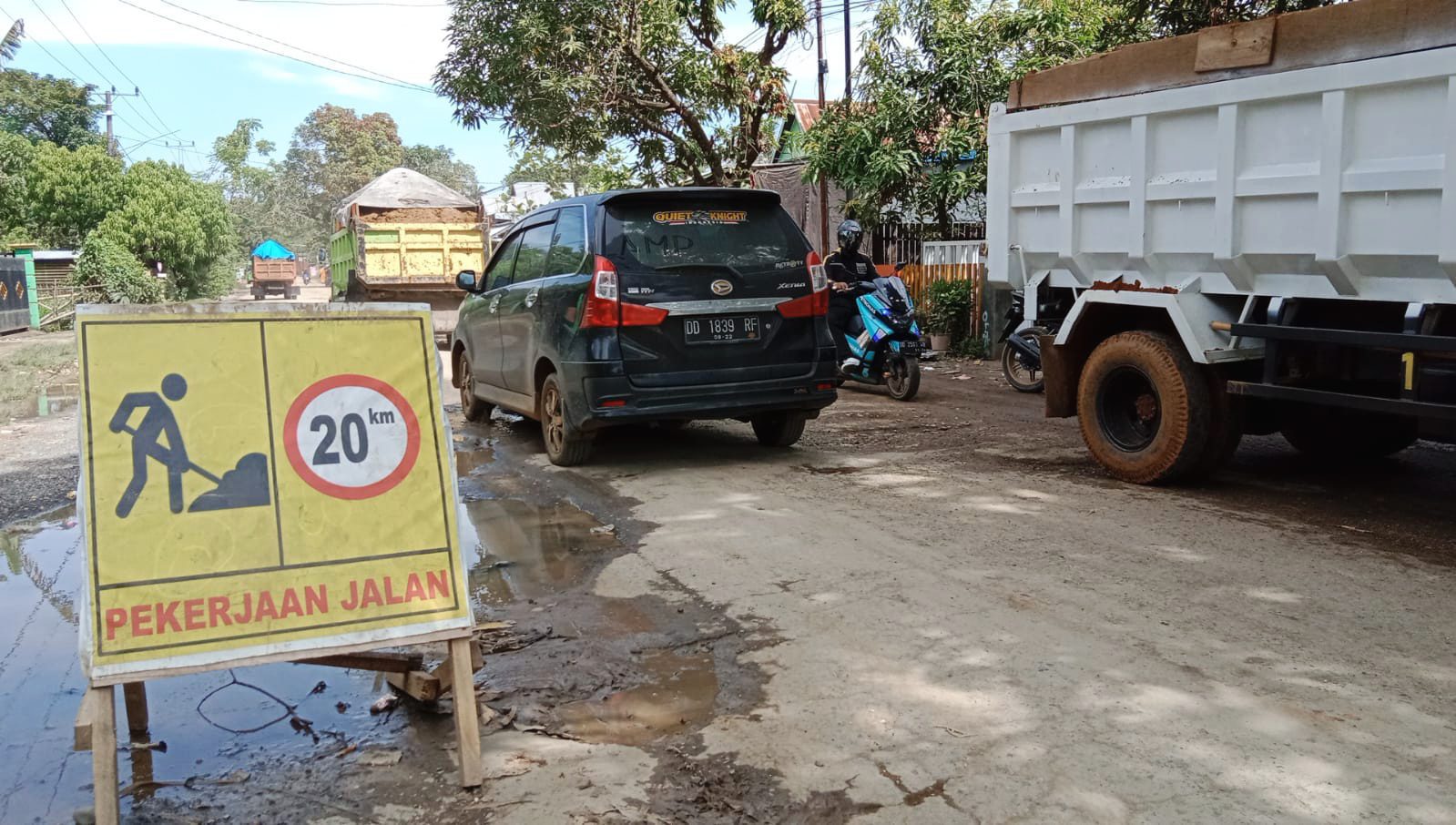 Jalan Tak Kunjung Diperbaiki, Warung dan Toko di Pangkep Tutup Akibat Jalan Berdebu 3 Jalan Tak Kunjung Diperbaiki, Warung dan Toko Tutup Akibat Jalan Berdebu