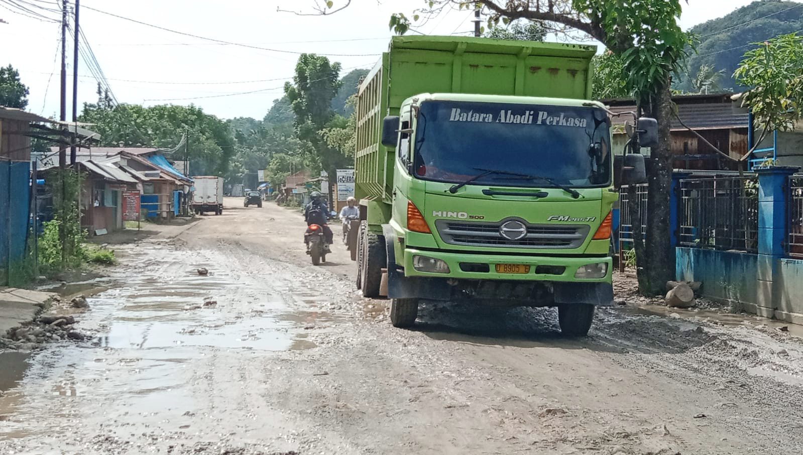 Jalan Tak Kunjung Diperbaiki, Warung dan Toko di Pangkep Tutup Akibat Jalan Berdebu 2 Jalan Tak Kunjung Diperbaiki, Warung dan Toko di Pangkep Tutup Akibat Jalan Berdebu