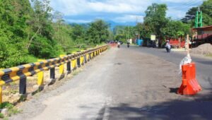 Membahayakan, Proyek Penanganan Longsoran di Ruas Jalan Poros Bantimurung Belum Diaspal