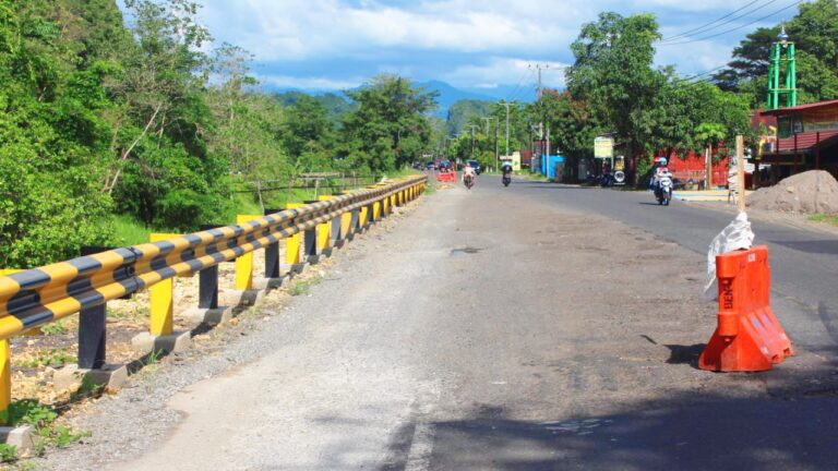 Membahayakan, Proyek Penanganan Longsoran di Ruas Jalan Poros Bantimurung Belum Diaspal 9 Membahayakan, Proyek Penanganan Longsoran di Ruas Jalan Poros Bantimurung Belum Diaspal