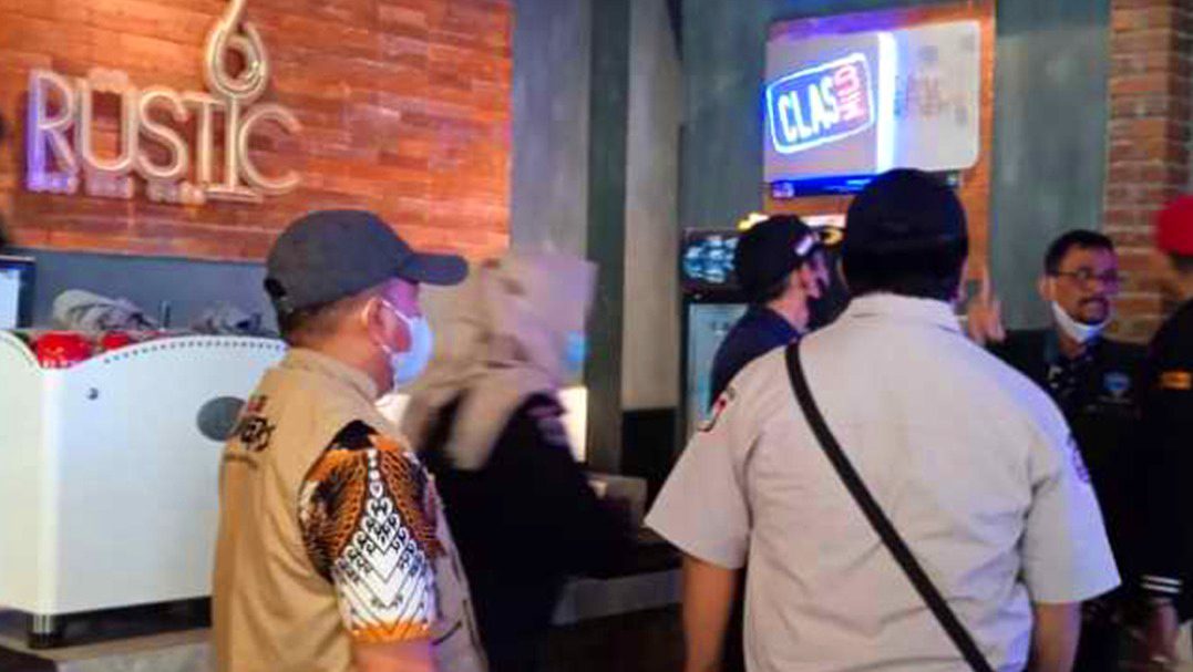 Satpol PP Makassar Segel Cafe Rustic