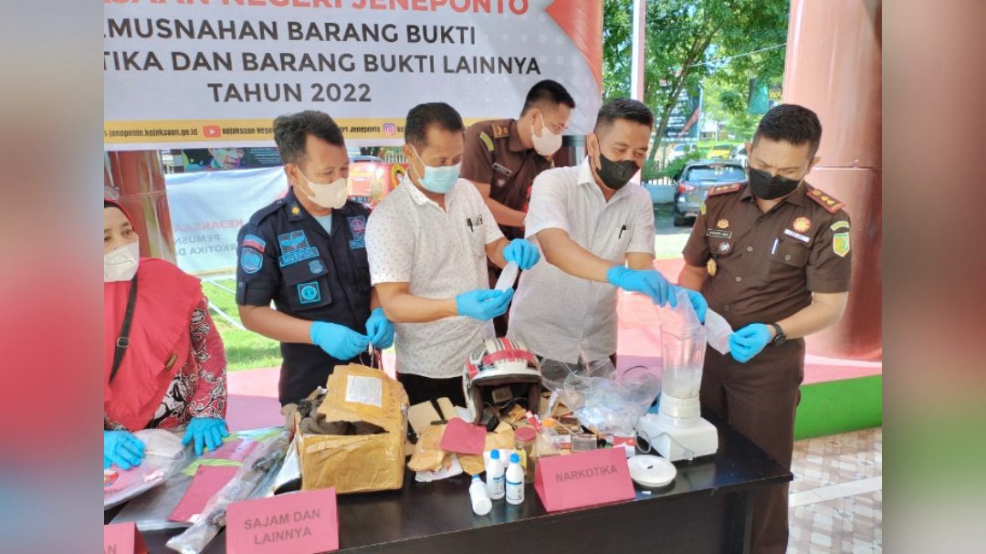 Taati Putusan Pengadilan, Kejari Jeneponto Musnahkan Barang Bukti Narkotika dan Sajam