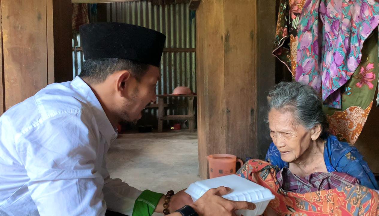 Jumat Berkah di HKN Ke-114 Gabungan Relawan Pangkep Bagi Sembako dan Nasi Kotak