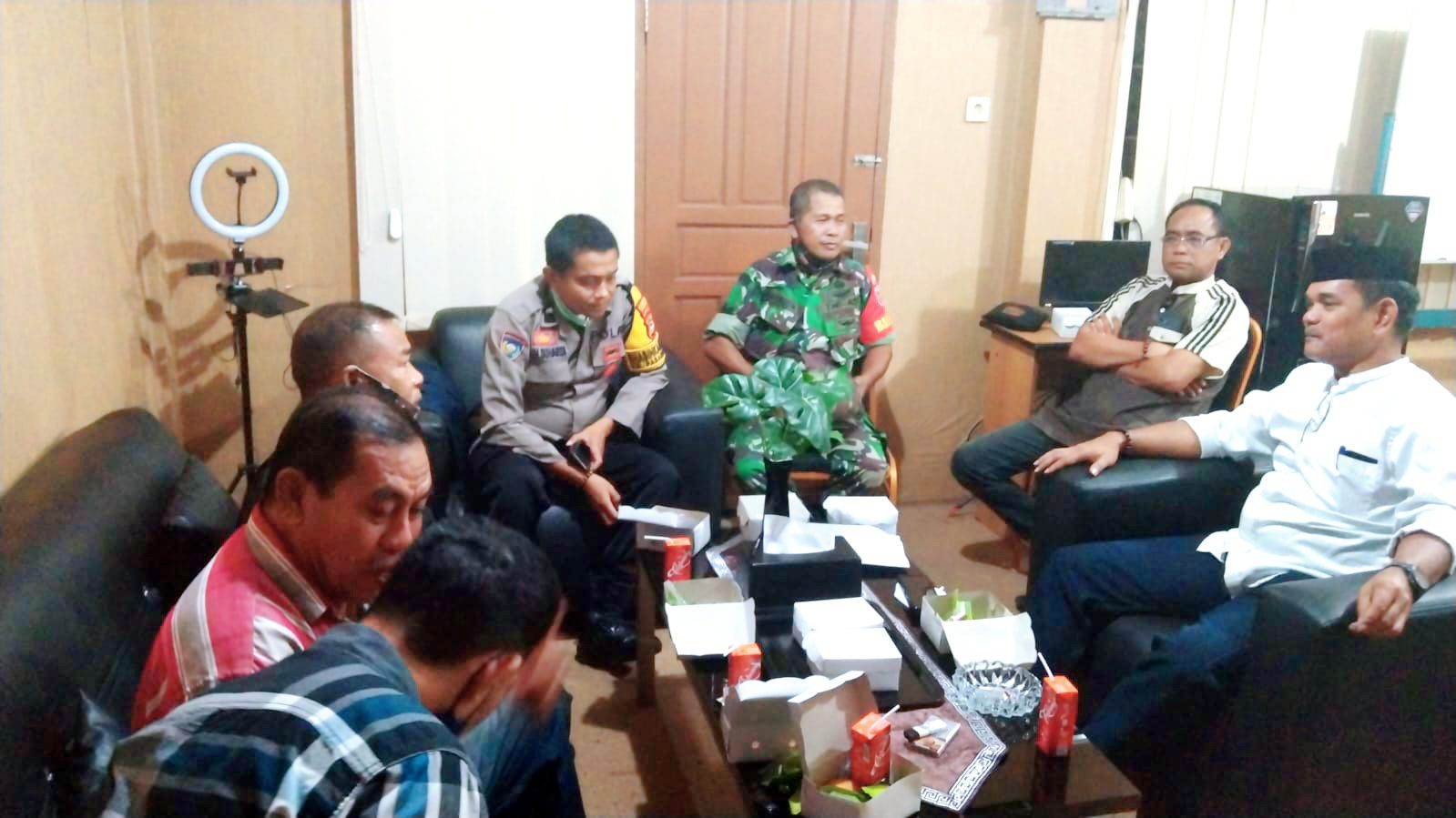 Bahas Penanganan Sampah di Pabaeng-baeng, RT RW, Babinsa, Binmas dan Perumda Pasar Duduk Bersama