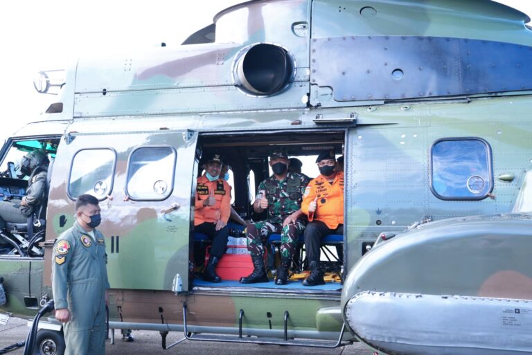 Via Helikopter, Gubernur Pantau Pencarian KM Ladang Pertiwi di Perairan Pangkep 6 Via Helikopter, Gubernur Pantau Pencarian KM Ladang Pertiwi di Perairan Pangkep