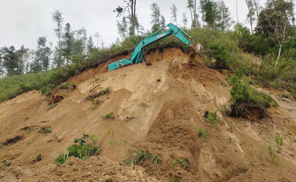 Longsor di Simbuang, Dinas PUTR Sulsel Lakukan Penanganan Darurat 2 Longsor di Simbuang, Dinas PUTR Sulsel Lakukan Penanganan Darurat