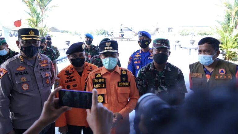 Pencarian Penumpang KM Ladang Pertiwi Berlanjut, Gubernur Sulsel: Juga Dilakukan Pemulihan Trauma Korban Selamat 5 Proses Pencarian Penumpang KM Ladang Pertiwi Terus Berlanjut
