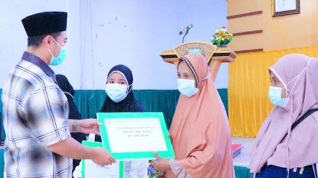 Bupati Pangkep Serahkan Uang Duka Ke 100 Ahli Waris