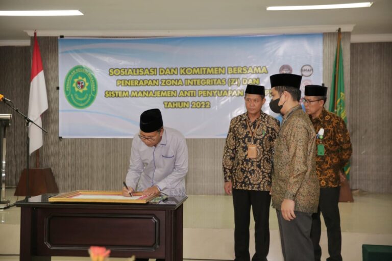 Wali kota Danny Tandatangani Komitmen Bersama Zona Integritas PN 5 Wali kota Danny Tandatangani Komitmen Bersama Zona Integritas PN