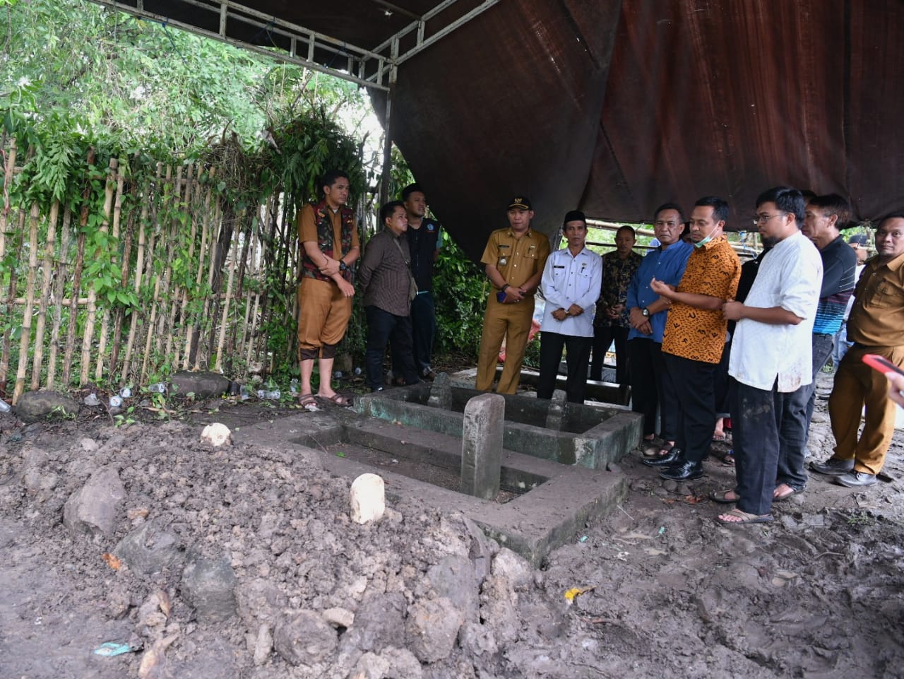 Ucapkan Belasungkawa, Gubernur Sulsel Berziarah ke Makam Istri KH Djamaluddin Amien