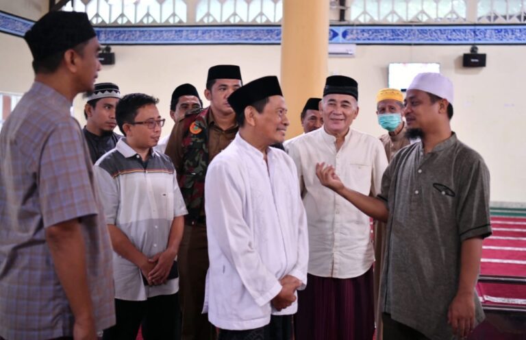 Shalat Berjamaah Hingga Ngopi dan Santap Kue Tradisional, Keakraban Gubernur Andi Sudirman bersama Warga Bantaeng