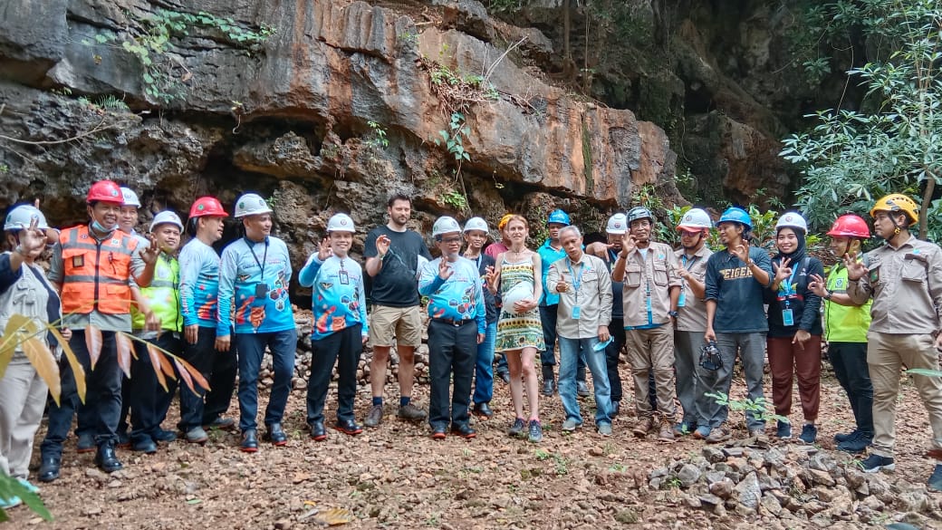 Tim Asesor UNESCO Keliling Geosite di Pangkep 2 Tim Asesor UNESCO Keliling Geosite di Pangkep