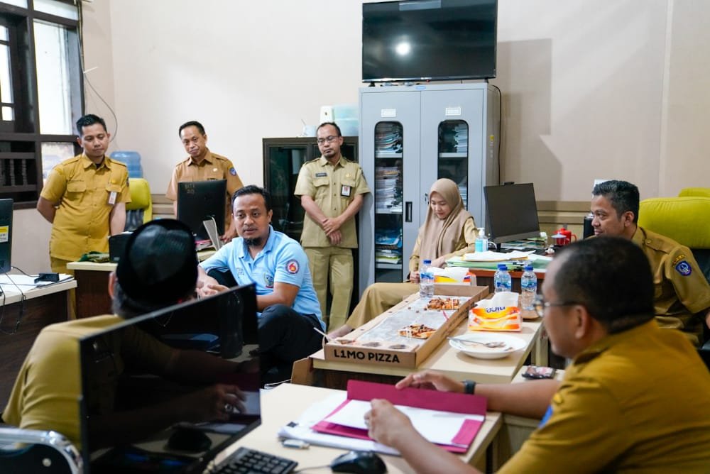 Susuri Area Perkantoran Gubernur, Andi Sudirman Sempatkan Waktu Bercengkrama dan Makan Siang Bersama ASN