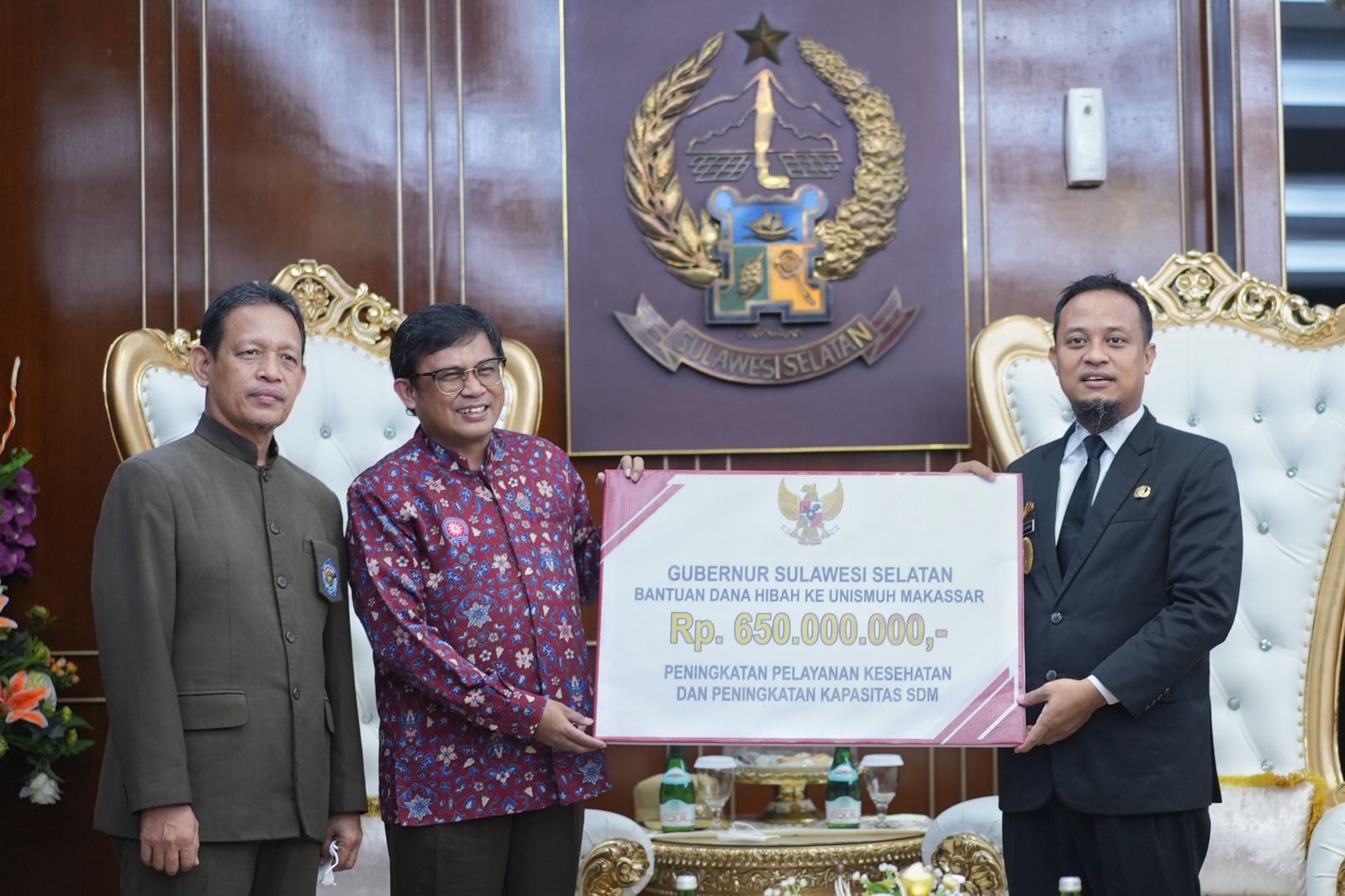 Gubernur Serahkan Hibah Rp650 Juta ke Unismuh, untuk Teropong Hilal dan Observatorium