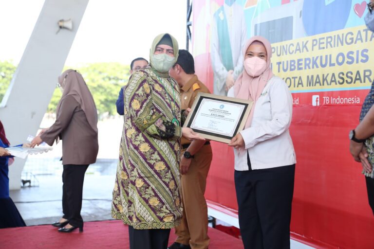 Peringatan Hari TB Sedunia, Indira Jusuf Ismail Beri Penghargaan Bagi Puskesmas Terbaik 5 Peringatan Hari TB Sedunia, Indira Jusuf Ismail Beri Penghargaan Bagi Puskesmas Terbaik