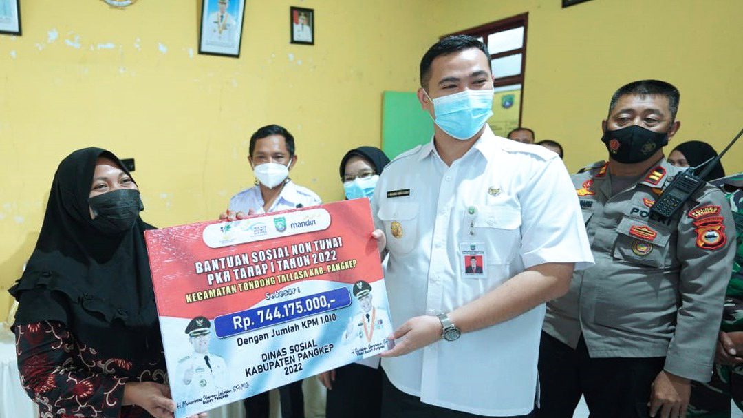 Bupati Pangkep Salurkan Bansos PKH di Kecamatan Tondong Tallasa