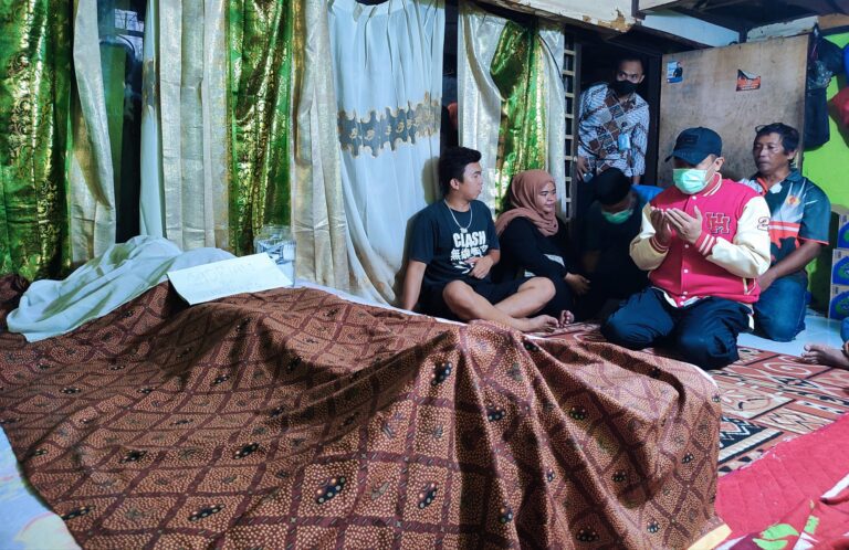 Melayat Korban Meninggal di Eks Mattoanging, Andi Sudirman Angkat Satpol PP Saudara Sulungnya untuk Jaga Stadion