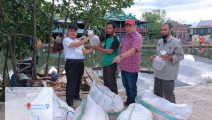 DKP Sulsel Salurkan Bantuan Benur Udang di Maros, Prioritas Gubernur Andi Sudirman Kembalikan Kejayaan Udang Sitto
