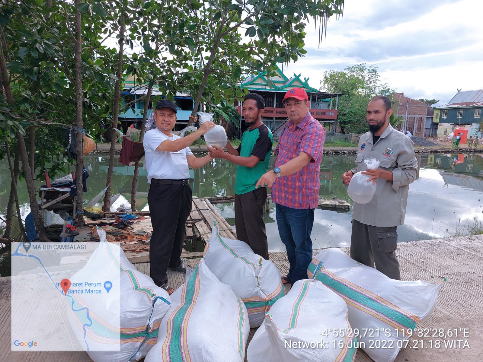 DKP Sulsel Salurkan Bantuan Benur Udang di Maros, Prioritas Gubernur Andi Sudirman Kembalikan Kejayaan Udang Sitto