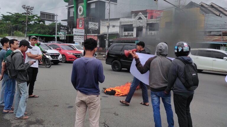 AMP Selayar Unjuk rasa Terkait Insiden Penganiayaan Nelayan Diduga melibatkan Oknum Polisi 3 AMP Selayar Unjuk rasa Terkait Insiden Penganiayaan Nelayan Diduga melibatkan Oknum Polisi